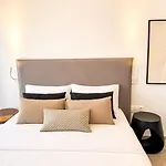 Renee Front Executive Luxury Soroni