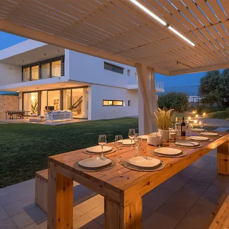 Villa Renee Front Executive Luxury Szoroní