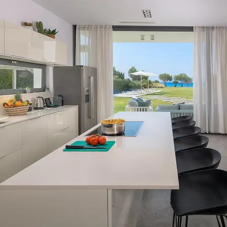 Renee Front Executive Luxury Villa Soroni