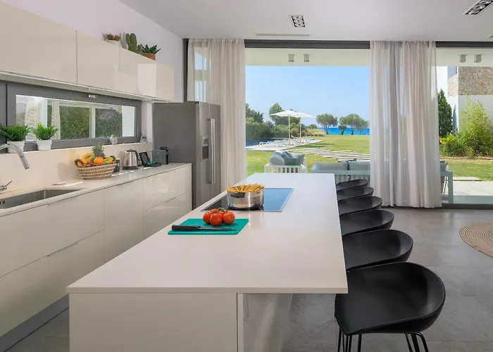 Renee Front Executive Luxury Villa Szoroní