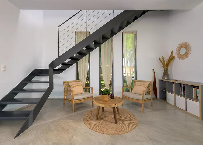 Villa Renee Front Executive Luxury Szoroní